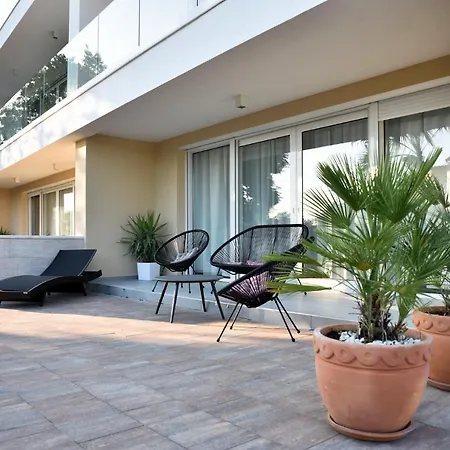La Perla Aparthotel *
