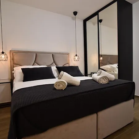La Perla Aparthotel *
